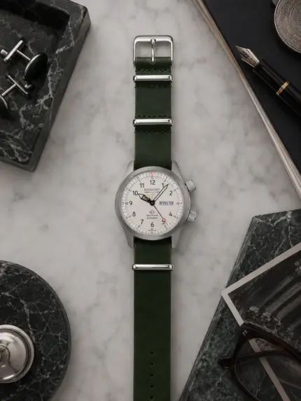 Grünes Leder NATO Strap von vild Hamburg, montiert an einer Bremont Martin Baker II und dekorativ von oben fotografiert