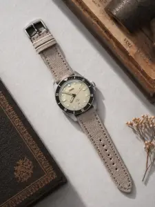 Canvas Uhrenarmband grau beige von vild Hamburg, an einer Oris Divers Sixty-Five montiert und von oben mit passender Dekoration fotografiert
