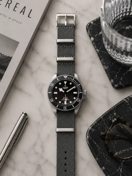 Graues Premium Textil NATO Strap von vild Hamburg, montiert an einer Tudor Pelagos 39 mm Titan und dekorativ von oben aufgenommen