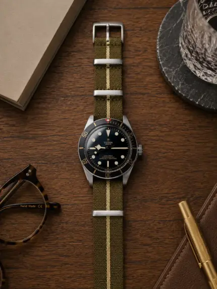 Grün braun khaki gestreiftes Tudor NATO Strap von vild Hamburg an einer Tudor Black Bay Fifty-Eight Ref. 79030N, stilvoll von oben fotografiert