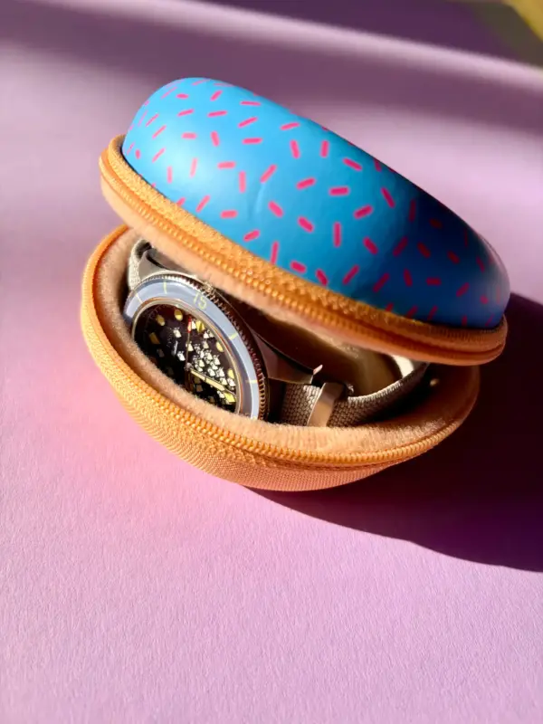 Uhrenetui für 1 Uhr im blauen Donut Design mit pinken Streuseln mit Uhr eingelegt