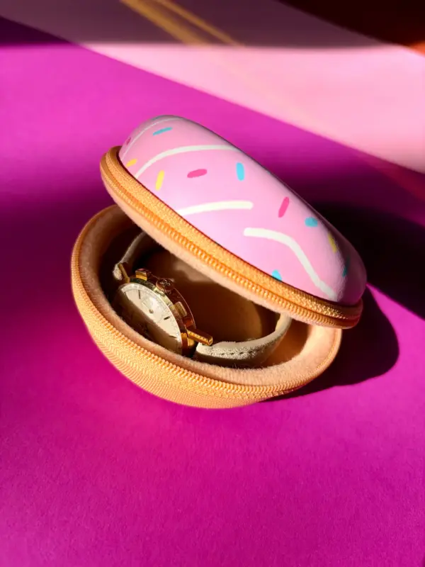 Uhrenetui für 1 Uhr im rosa Donut Design mit bunten Streuseln und Frosting mit eingelegter Zenith Chronograph
