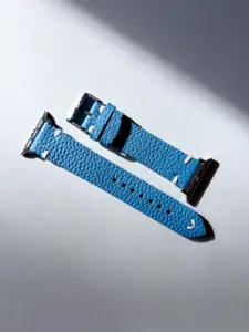 schlichtes apple watch leder armband hellblau von vild Hamburg Seitenansicht