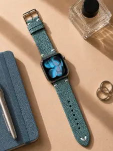 Apple Watch Vintage Lederarmband petrol von vild Hamburg, an der Uhr montiert und in dekorierter Draufsicht gezeigt