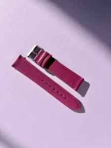 leder uhrarmband Himbeere von vild Hamburg Seitenansicht