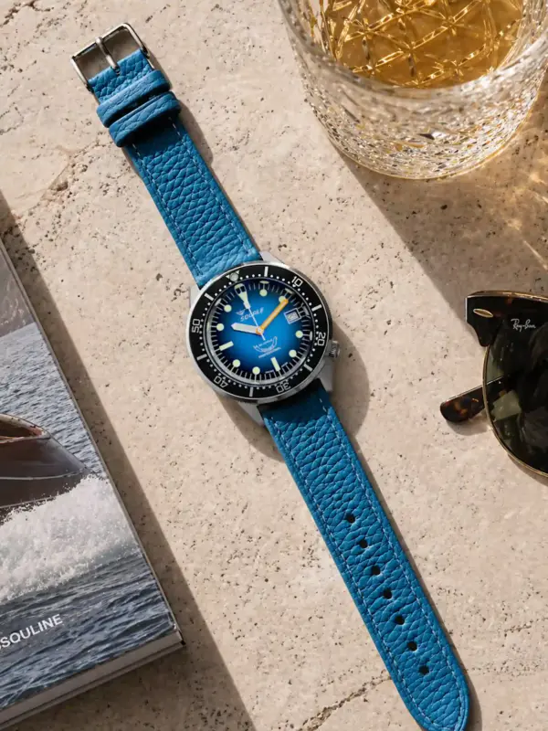 Lederarmband Blau von vild Hamburg, an einer Squale 1521 Taucheruhr montiert und von oben mit Dekoration gezeigt