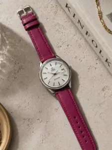 Lederarmband Fuchsia von vild Hamburg, an einer Omega Seamaster Vintage montiert und von oben mit Dekoration gezeigt