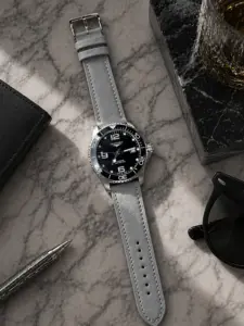Lederarmband Grau von vild Hamburg, an einer Longines HydroConquest montiert und von oben mit passender Dekoration gezeigt