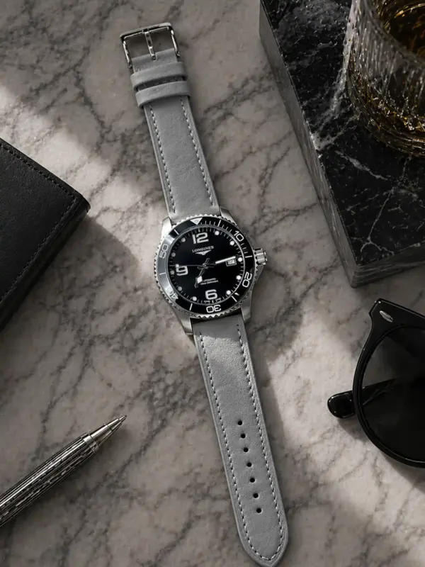 Lederarmband Grau von vild Hamburg, an einer Longines HydroConquest montiert und von oben mit passender Dekoration gezeigt