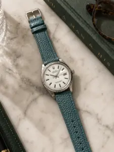 Lederarmband Petrol von vild Hamburg, an einer Rolex Datejust montiert und von oben mit Dekoration fotografiert