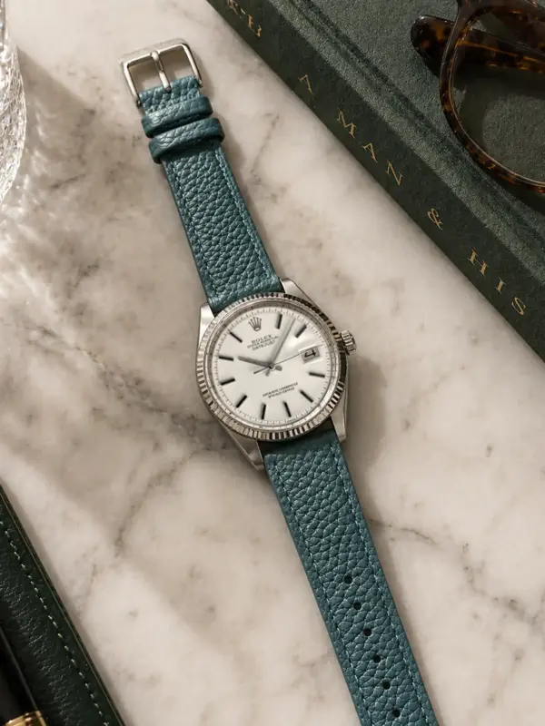 Lederarmband Petrol von vild Hamburg, an einer Rolex Datejust montiert und von oben mit Dekoration fotografiert