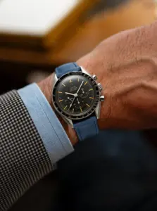 Leder Uhrarmband in Blau von vild Hamburg an Omega speedmaster professional moonwatch vintage am Handgelenk Mann mit Jacket und Hemd in Hellblau
