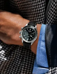 Leder Uhrarmband in schwarz von vild Hamburg an einer Tudor Black Bay Chrono ref 79350-0002 getragen am Handgelenk Mann mit schwarz-weißem Jacket