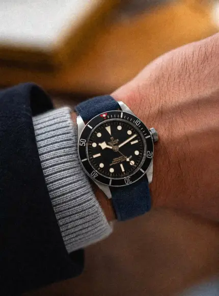 Wildleder Uhrarmband in Dunkelblau von vild Hamburg an Tudor Black Bay 54 Taucheruhr ref M79000N am Handgelenk Mann mit Jacke in Dunkelblau und Grau